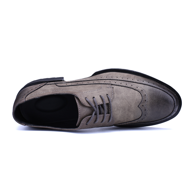 Hot Sale Formal Men Shoes British Vintage Pointed Toe Bullock Carved Leather Shoes Fashion 2018 fashion new style