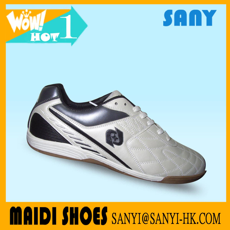 Stylish Designed Wholesale Durable White Indoor Football Shoe for Men 2018